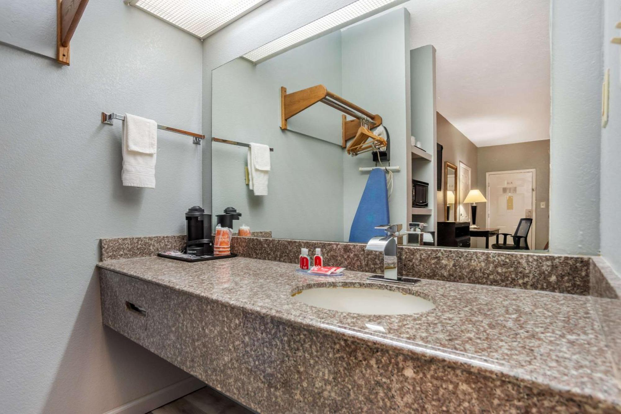 Econo Lodge Inn & Suites Филаделфия Екстериор снимка