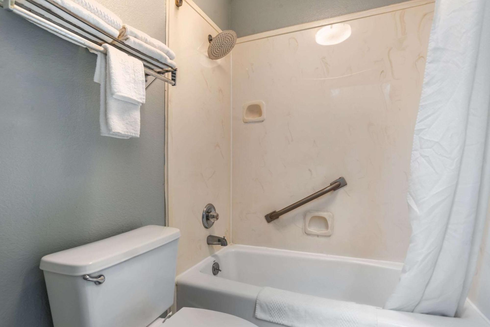 Econo Lodge Inn & Suites Филаделфия Екстериор снимка