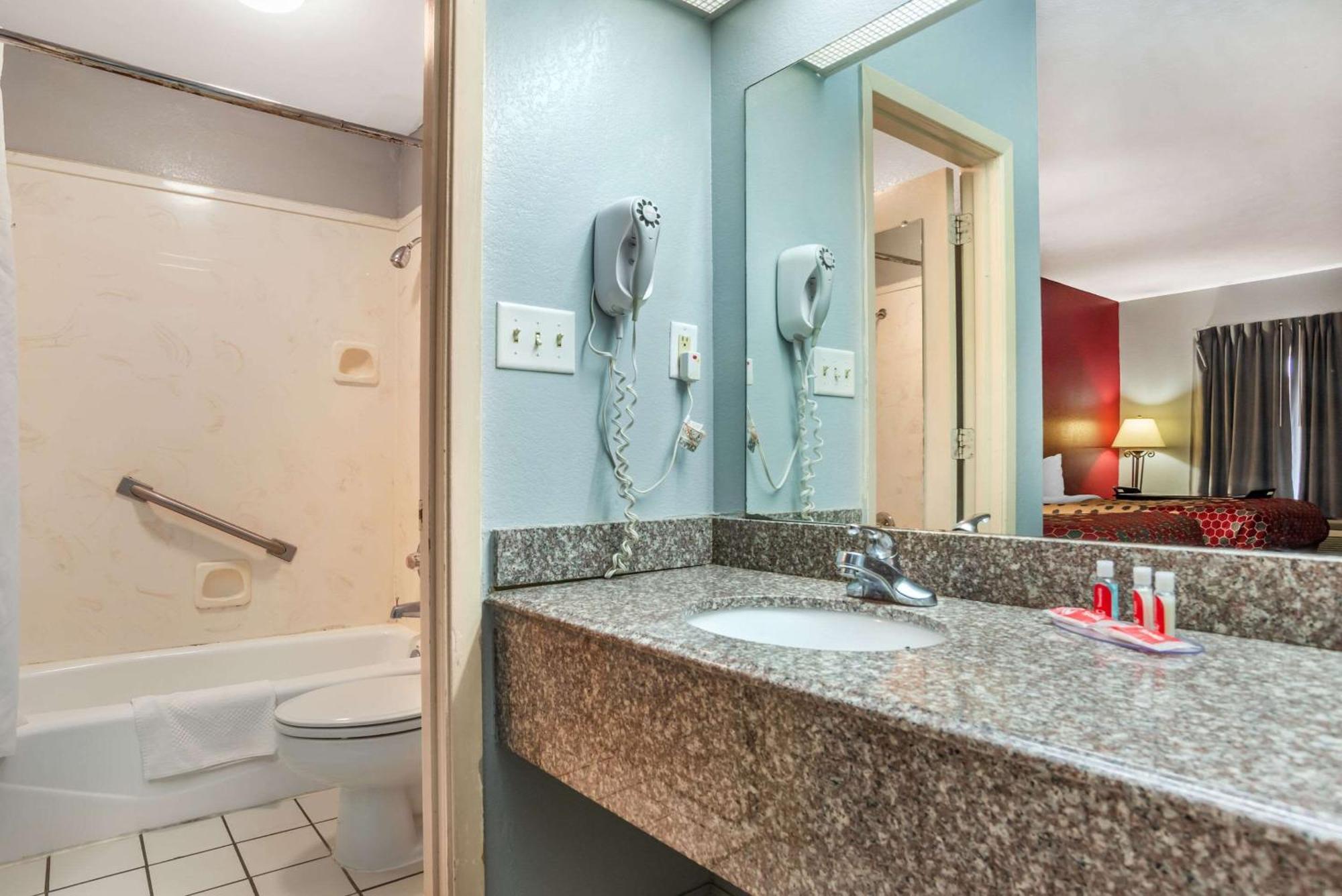 Econo Lodge Inn & Suites Филаделфия Екстериор снимка