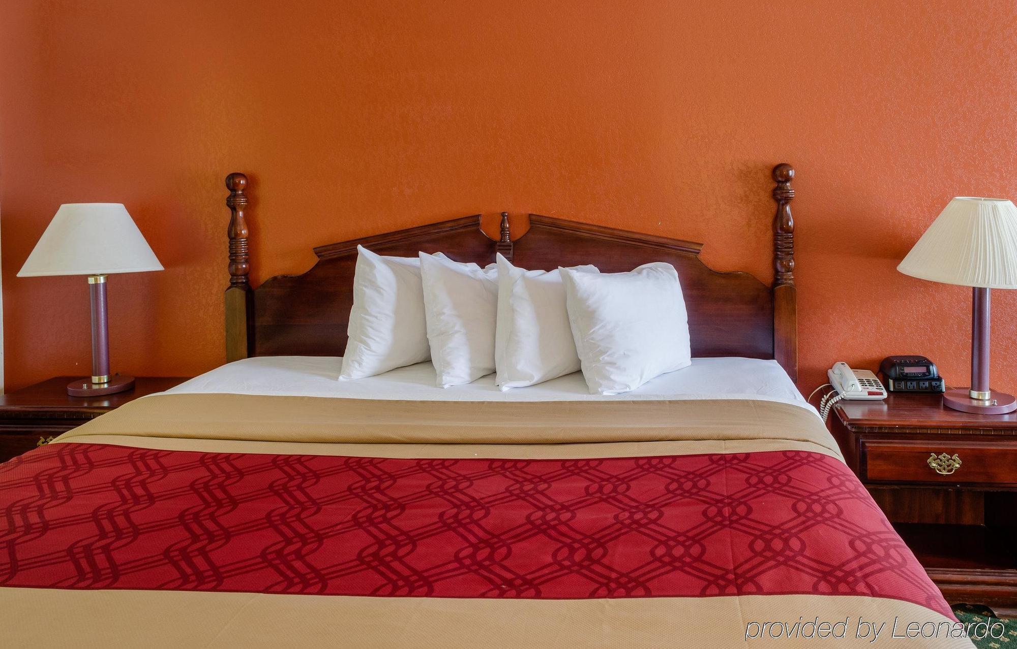 Econo Lodge Inn & Suites Филаделфия Екстериор снимка