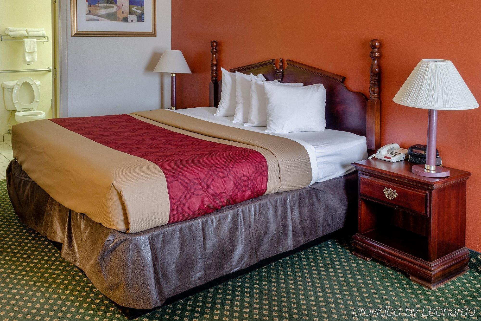 Econo Lodge Inn & Suites Филаделфия Екстериор снимка