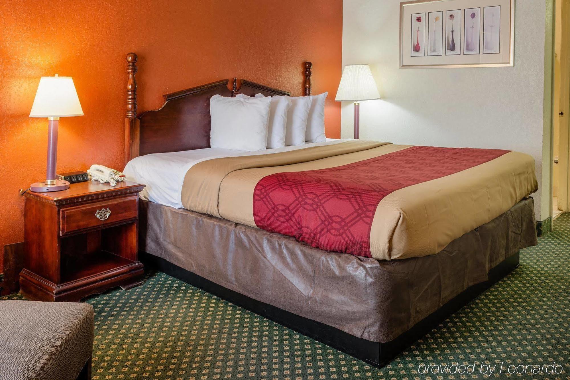 Econo Lodge Inn & Suites Филаделфия Екстериор снимка