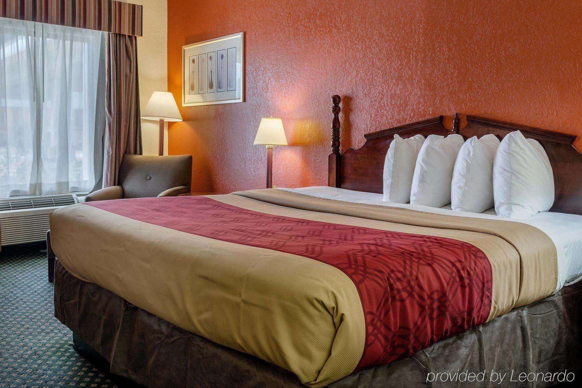 Econo Lodge Inn & Suites Филаделфия Екстериор снимка